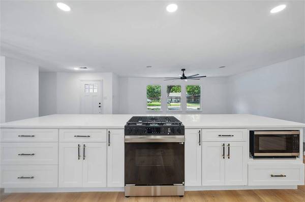 512 Shadowbrook Lane, Hurst, TX 76053