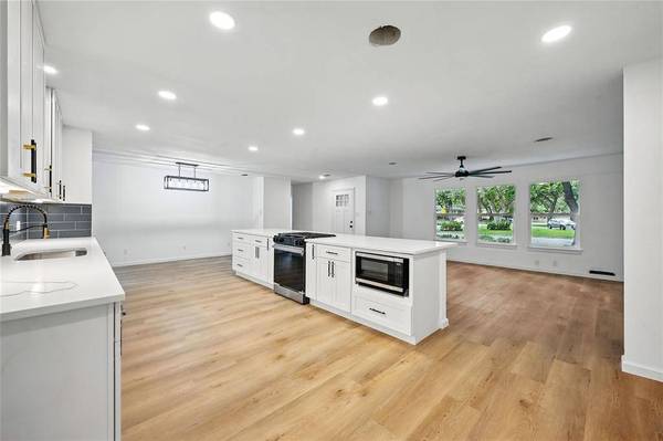 512 Shadowbrook Lane, Hurst, TX 76053