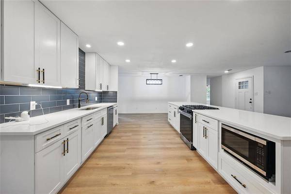 512 Shadowbrook Lane, Hurst, TX 76053