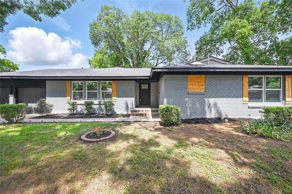 512 Shadowbrook Lane, Hurst, TX 76053