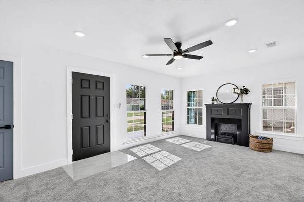 815 E Robert Street, Fort Worth, TX 76104