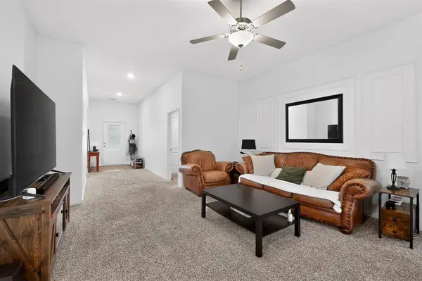 433 Cross Ridge Circle N, Fort Worth, TX 76120