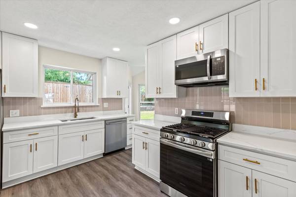 2027 Sancerre Ln, Carrollton, TX 75007-2212