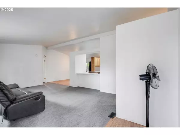 3921 PACIFIC CIR, Hubbard, OR 97032