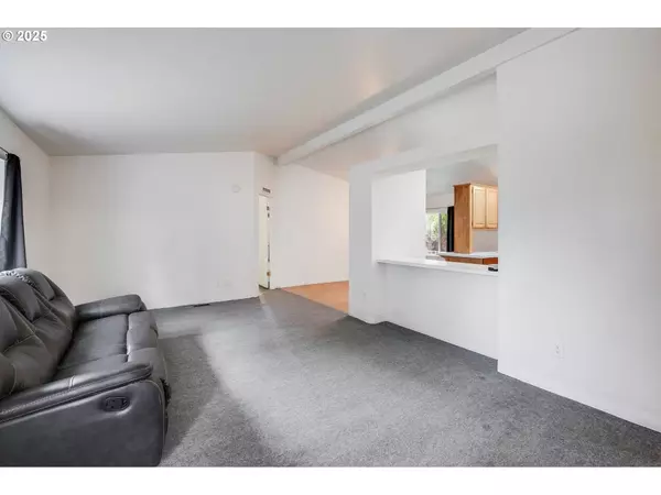 3921 PACIFIC CIR, Hubbard, OR 97032