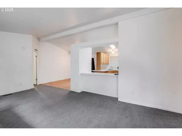 3921 PACIFIC CIR, Hubbard, OR 97032