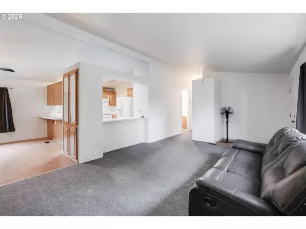 3921 PACIFIC CIR, Hubbard, OR 97032