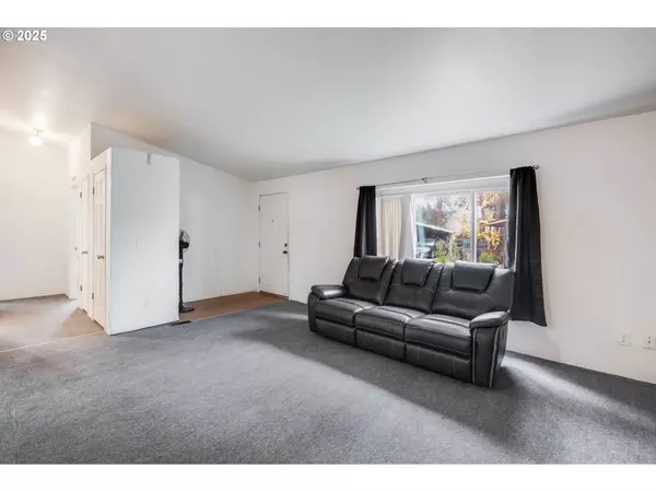 3921 PACIFIC CIR, Hubbard, OR 97032