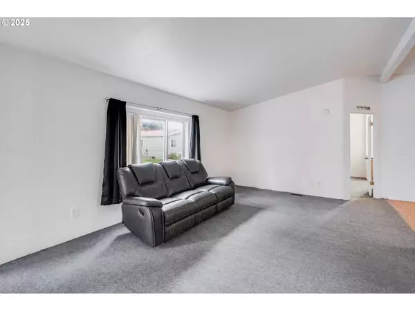 3921 PACIFIC CIR, Hubbard, OR 97032