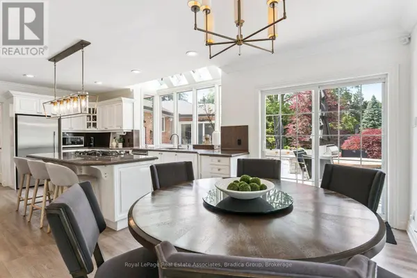 19 LORRAINE GARDENS, Toronto (islington-city Centre West), ON M9B4Z5