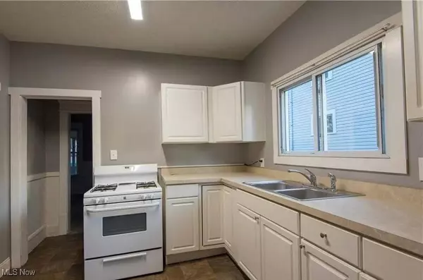 563 Nash ST, Akron, OH 44306