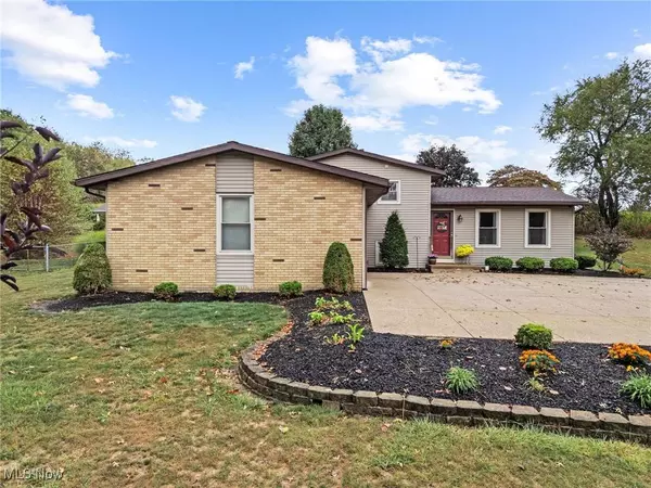 2498 Foxfire ST NW, Uniontown, OH 44685