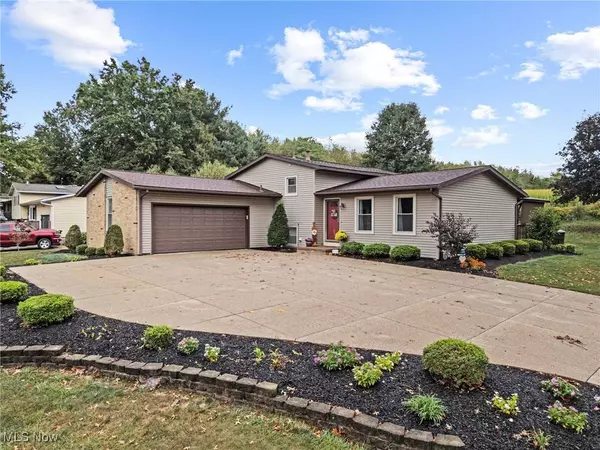 2498 Foxfire ST NW, Uniontown, OH 44685