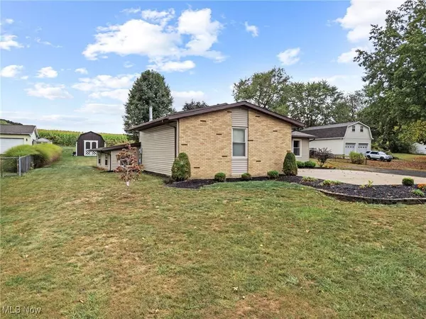 2498 Foxfire ST NW, Uniontown, OH 44685