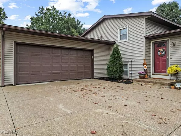 2498 Foxfire ST NW, Uniontown, OH 44685