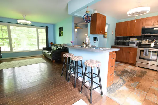 11 Innisfree DR, Springwater, ON L0L 2K0