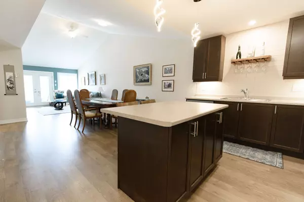 22 Ivy CRES, Wasaga Beach, ON L9Z 0H8