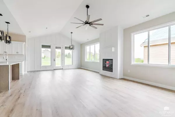 2130 Royal Ridge CIR, Manhattan, KS 66503