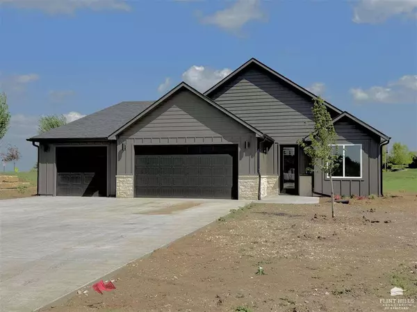 2130 Royal Ridge CIR, Manhattan, KS 66503