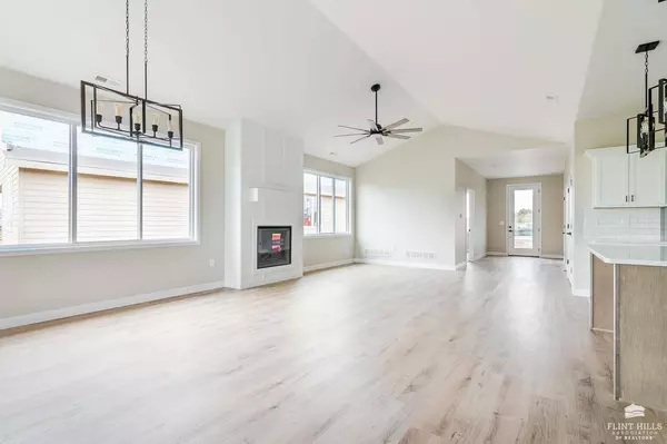 2130 Royal Ridge CIR, Manhattan, KS 66503