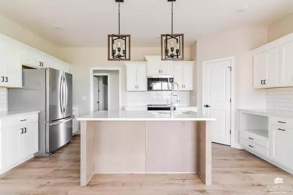 2130 Royal Ridge CIR, Manhattan, KS 66503