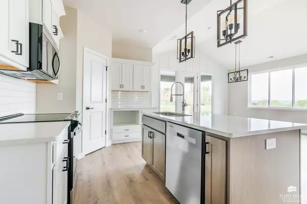 2130 Royal Ridge CIR, Manhattan, KS 66503