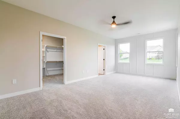 2130 Royal Ridge CIR, Manhattan, KS 66503