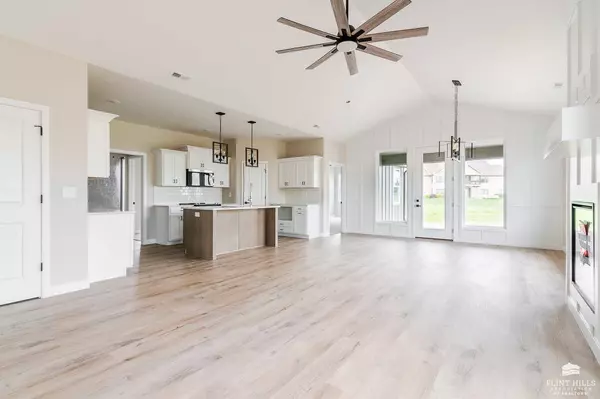 2130 Royal Ridge CIR, Manhattan, KS 66503