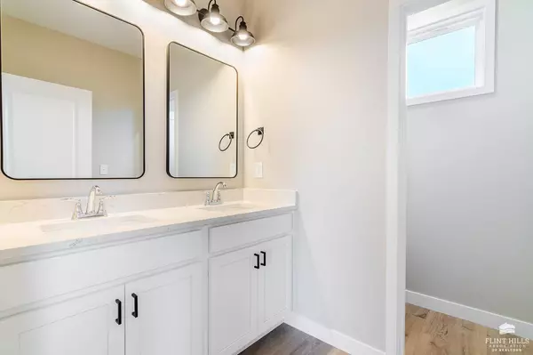 2130 Royal Ridge CIR, Manhattan, KS 66503