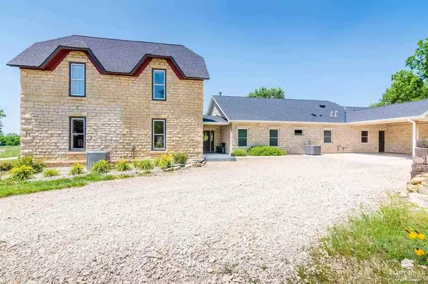 4300 Prairie Country LN, Riley, KS 66531