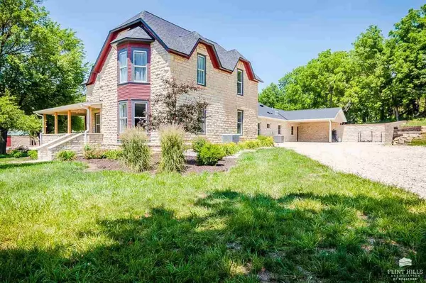 4300 Prairie Country LN, Riley, KS 66531