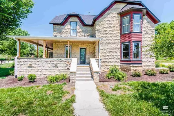 4300 Prairie Country LN, Riley, KS 66531