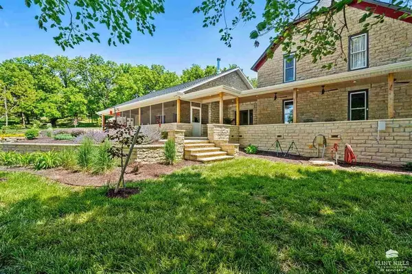 4300 Prairie Country LN, Riley, KS 66531