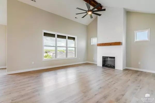 5410 Nicklaus CIR, Manhattan, KS 66503