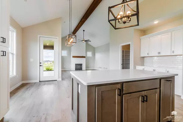 5410 Nicklaus CIR, Manhattan, KS 66503