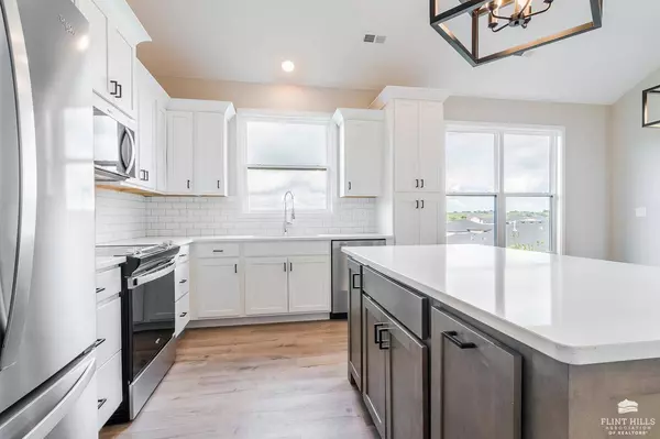 5410 Nicklaus CIR, Manhattan, KS 66503