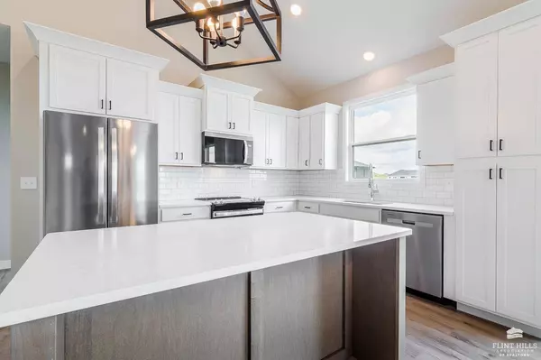 5410 Nicklaus CIR, Manhattan, KS 66503