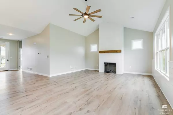 3922 Travers CIR, Manhattan, KS 66503