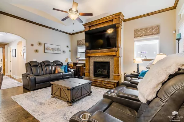 212 Firethorn DR, Manhattan, KS 66503