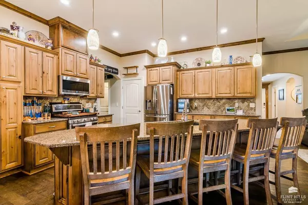 212 Firethorn DR, Manhattan, KS 66503