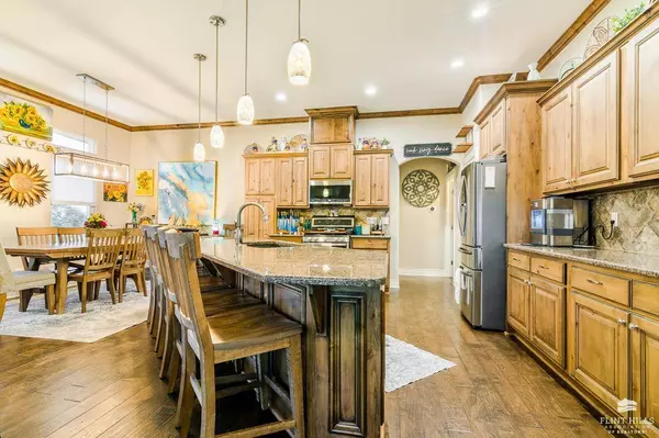 212 Firethorn DR, Manhattan, KS 66503