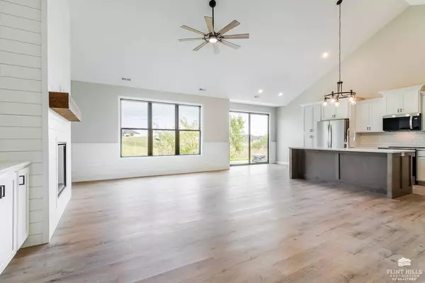 3908 Travers CIR, Manhattan, KS 66503