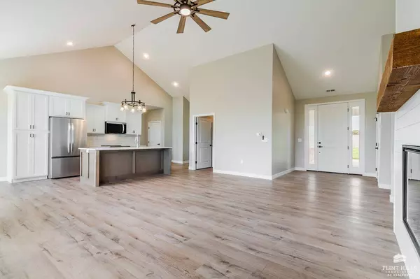 3908 Travers CIR, Manhattan, KS 66503