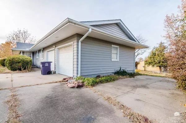 2600 Sumac DR, Manhattan, KS 66502
