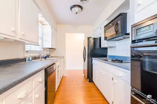 2600 Sumac DR, Manhattan, KS 66502