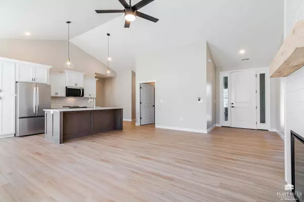 3916 Travers CIR, Manhattan, KS 66503