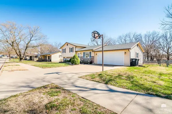 1423 Julie DR, Wamego, KS 66547
