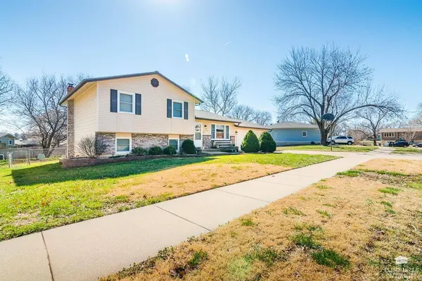 1423 Julie DR, Wamego, KS 66547