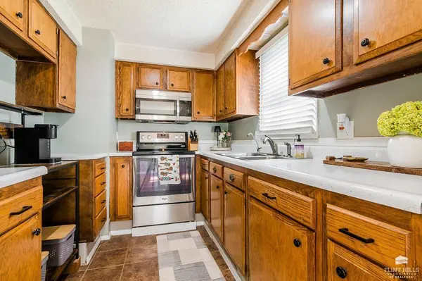 1423 Julie DR, Wamego, KS 66547