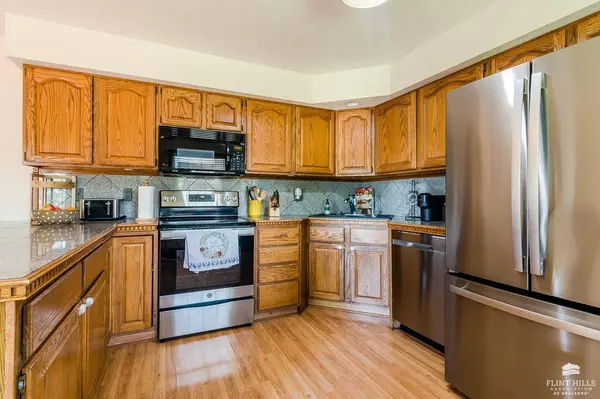 2209 Grandview DR, Wamego, KS 66547